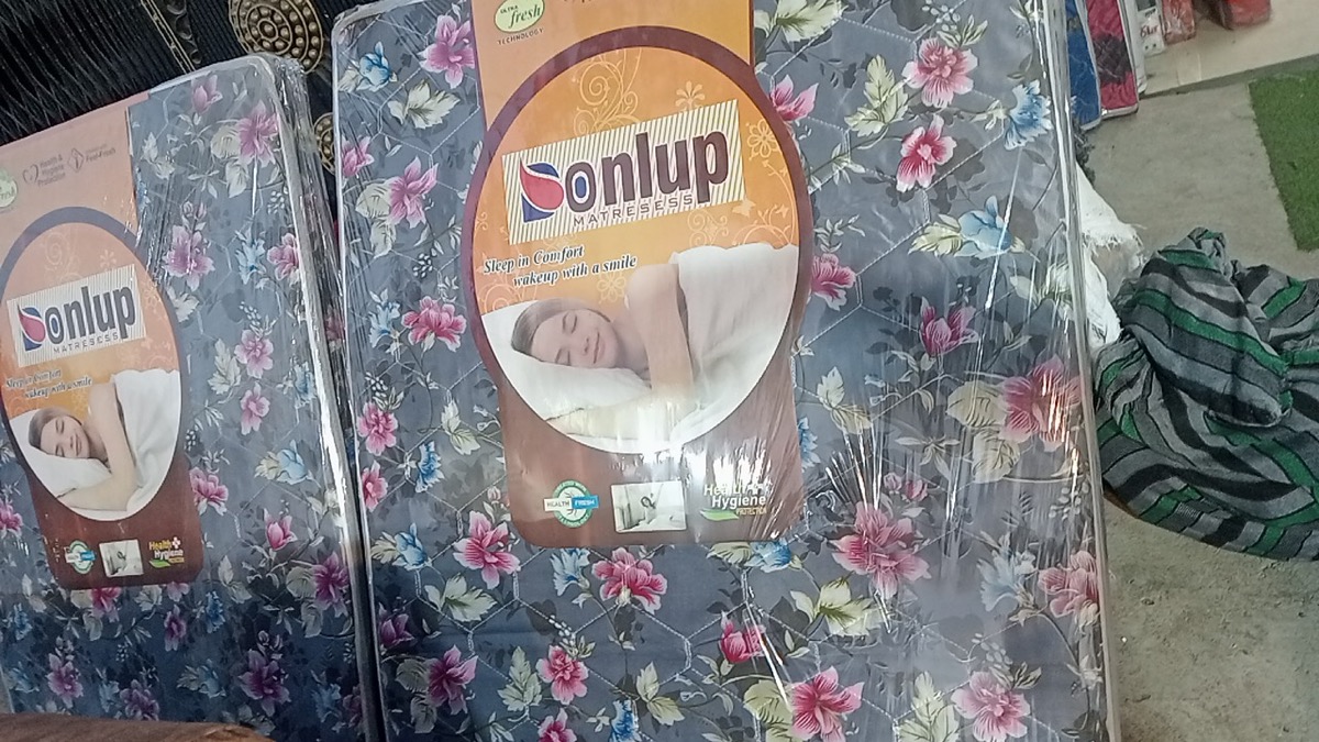 Cotton check gadde available at Shukla Gadda Samrat, Kanpur